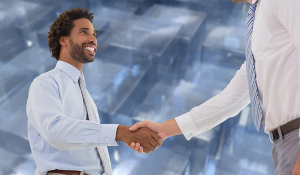 Zwei Geschäftsleute beim Händeschütteln — Stockfoto