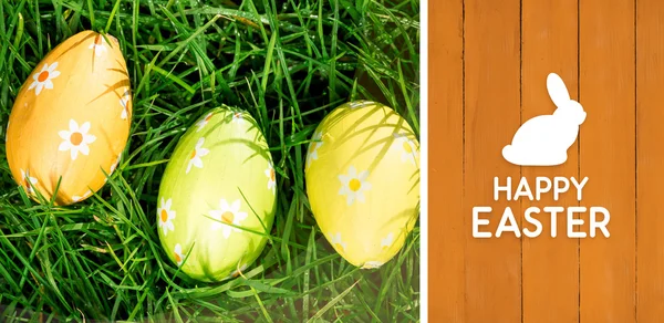 Happy Easter groet tegen houten planken — Stockfoto