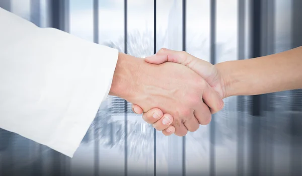 Doctor and patient shaking hands — Stock Photo, Image