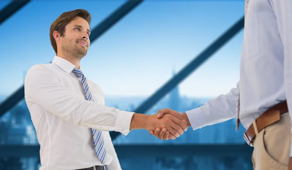 Young businessmen shaking hands — Stock Photo, Image