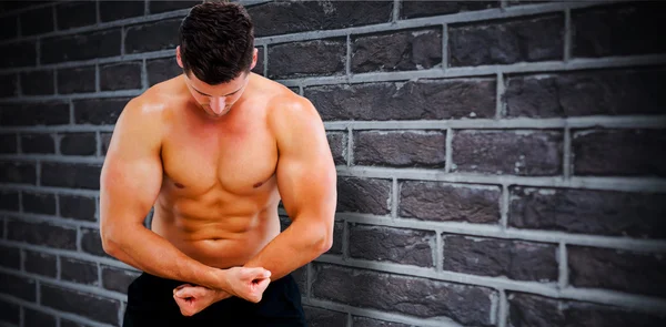 Starker muskulöser Bodybuilder — Stockfoto