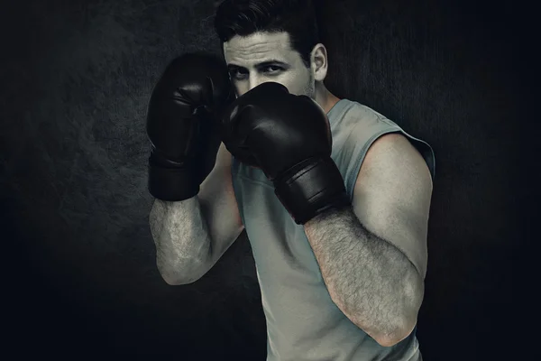 Boxeador masculino focado em sua formação — Fotografia de Stock