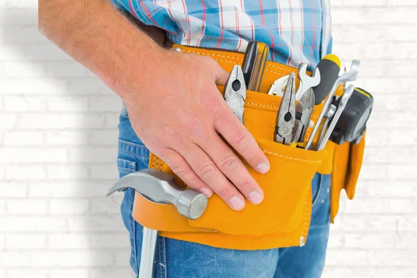 Handyman bär verktyget bälte — Stockfoto