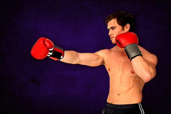 Homem musculoso vestindo luvas de boxe vermelho — Fotografia de Stock