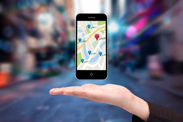 Σύνθετη εικόνα του χεριού που δείχνει το χάρτη app στο τηλέφωνο — Φωτογραφία Αρχείου