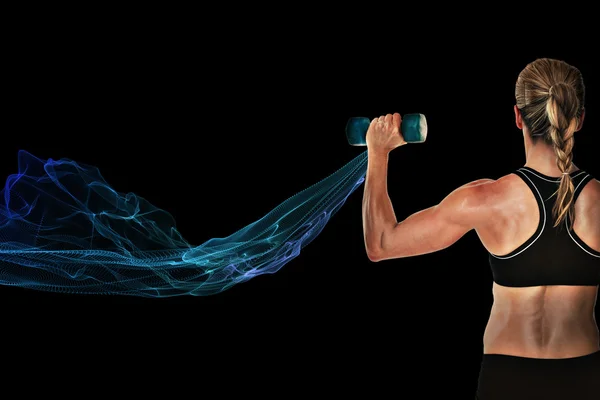 Vrouwelijke bodybuilder houden een blauwe halter — Stockfoto