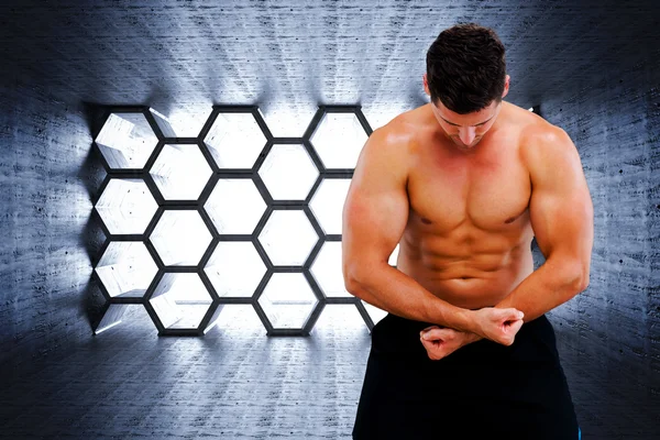 Bodybuilder posing against hexagon room — Stock Photo, Image