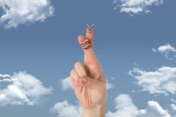 Finger als Osterhase vor blauem Himmel — Stockfoto