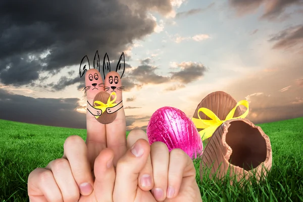 Easter bunny Paskalya yumurtaları karşı olarak parmak — Stok fotoğraf