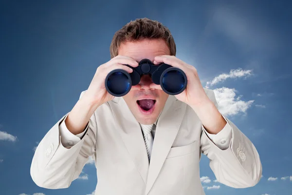 Businessman using binoculars — Stock Photo, Image