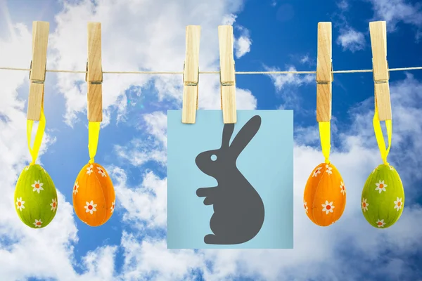 Conejito de Pascua contra las nubes — Foto de Stock