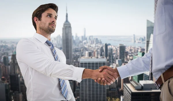 Dois empresários apertando as mãos no escritório — Fotografia de Stock