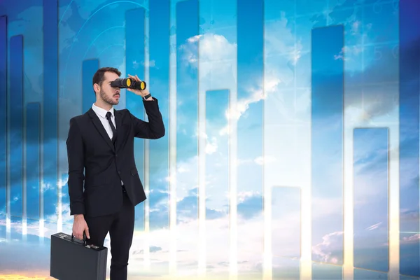 Imagen compuesta del hombre de negocios sosteniendo un maletín mientras usa b —  Fotos de Stock