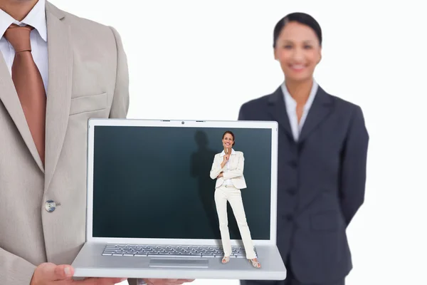 Denken zakenvrouw tegen laptop — Stockfoto
