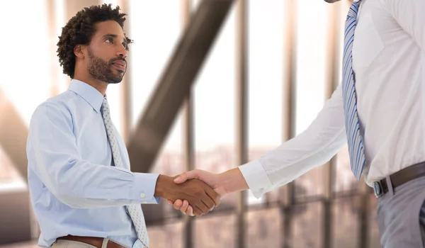 Unga affärsmän skakar hand — Stockfoto