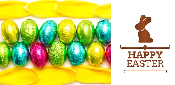 Fólii zabalený velikonoční vajíčka s lístky Tulipán — Stock fotografie