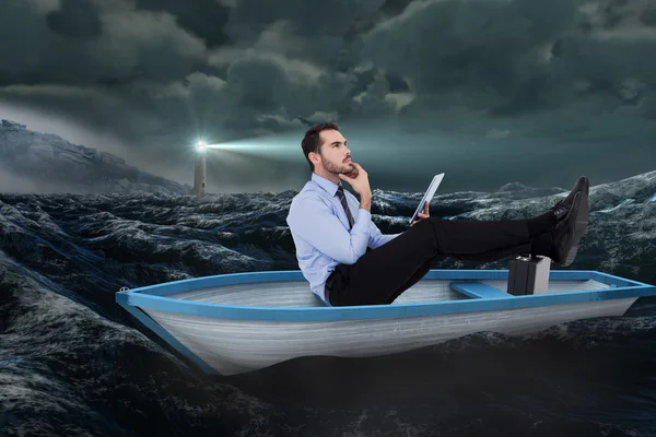 Uomo d'affari in barca con tablet pc — Foto Stock