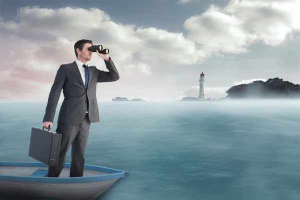 Podnikatel v člunu s dalekohledem proti klidné moře — Stock fotografie