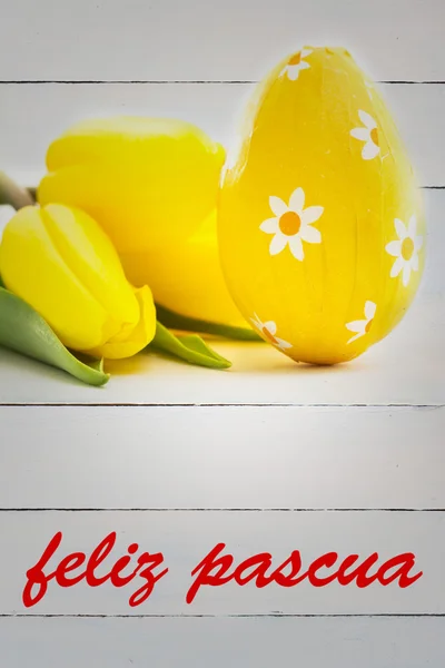 Feliz pasqua gegen Osterei mit Tulpen — Stockfoto