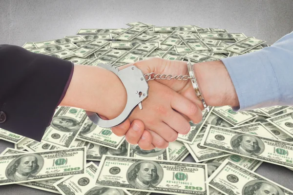 Бизнесмены в наручниках пожимают руки — стоковое фото