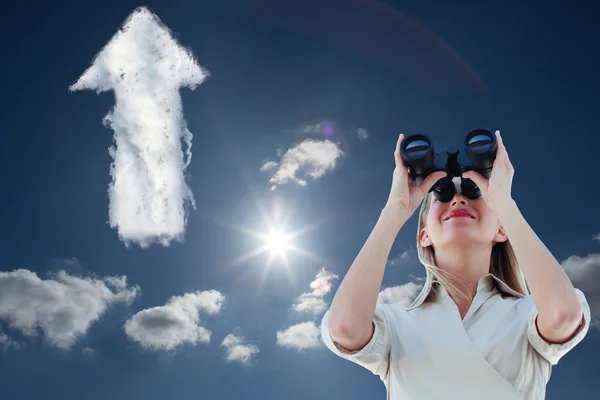 Businesswoman looking through binoculars — Stock Photo, Image