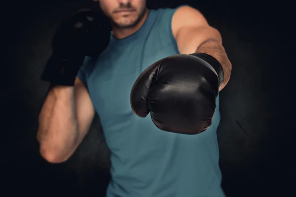 Визначений чоловічий боксер зосереджений — стокове фото