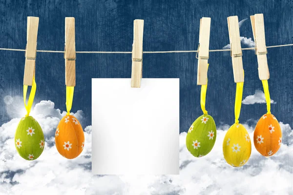 Colgando huevos de Pascua contra el cielo nocturno — Foto de Stock