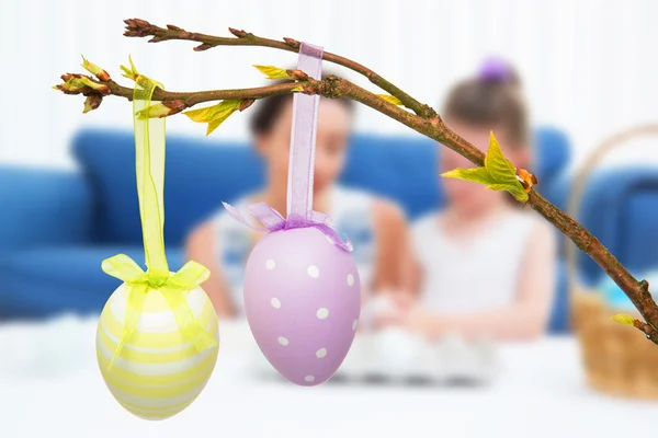 Mother and daughter painting easter eggs — Stock Photo, Image