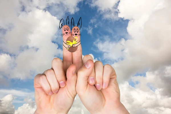 Finger als Osterhase gegen Wolken — Stockfoto