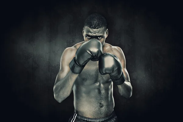 在黑暗背景下的肌肉拳击手 — 图库照片