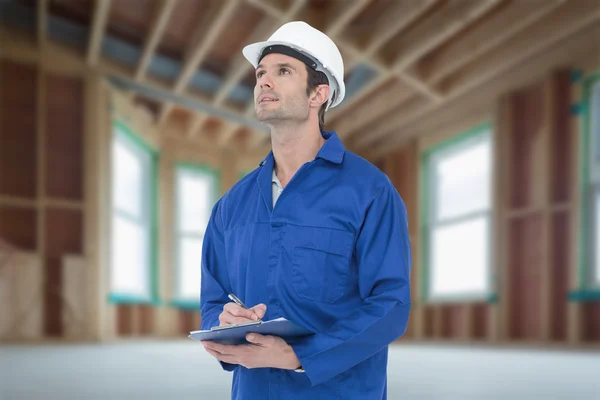 Supervisor writing notes on clip board — Stock Photo, Image