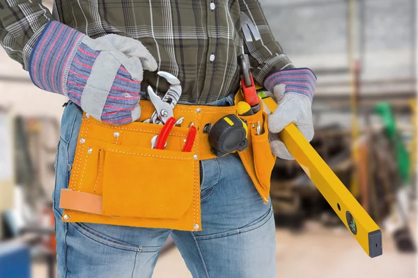 Handyman che tiene livello di spirito — Foto Stock