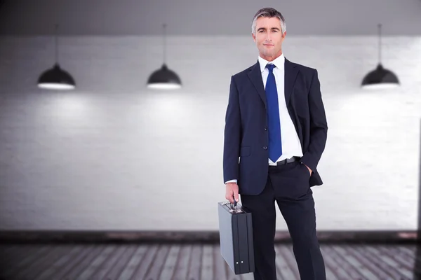 Podnikatel v obleku drží aktovku — Stock fotografie