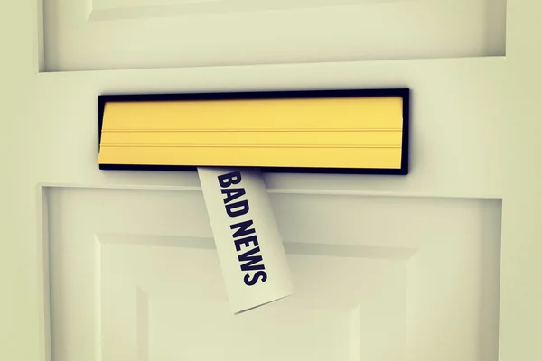 Dåliga nyheter mot brev via postbox — Stockfoto