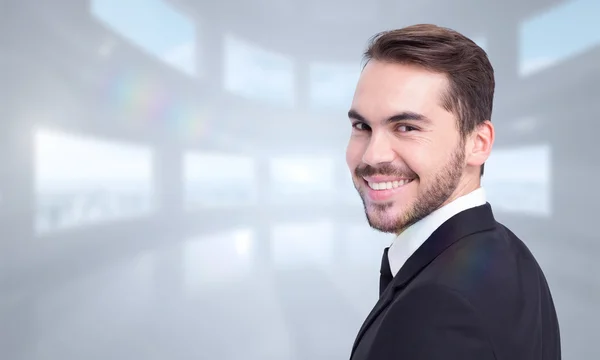 Empresário elegante em terno sorrindo — Fotografia de Stock