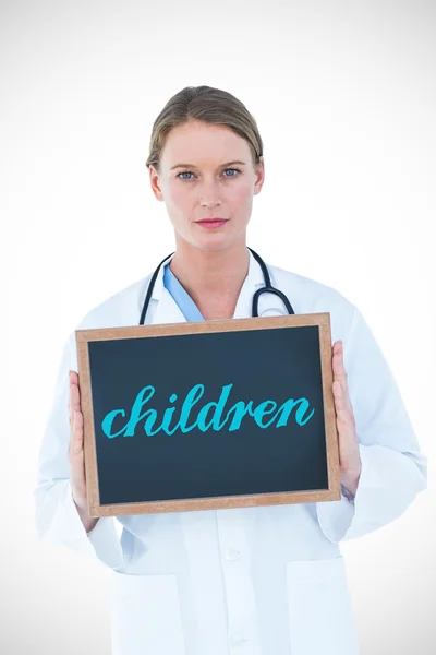 Dzieci przed lekarzem Wyświetlono tablica — Zdjęcie stockowe