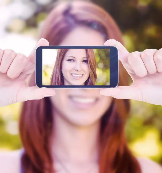 Mani che tengono lo smartphone — Foto Stock