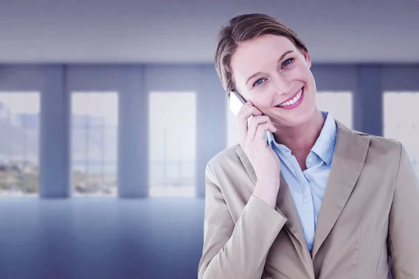 Imagen compuesta de la mujer de negocios usando su teléfono móvil — Foto de Stock