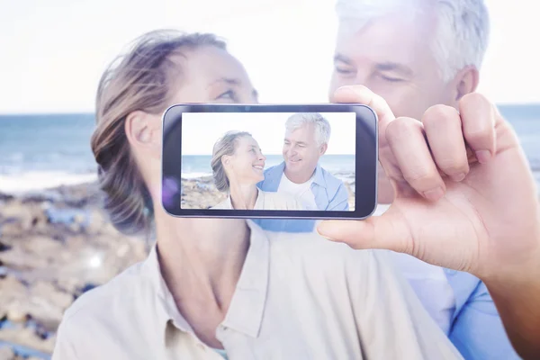 Zusammengesetztes Bild von Hand haltenden Smartphone zeigt — Stockfoto