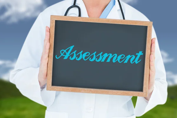 Assessment against field and sky — Stock Photo, Image