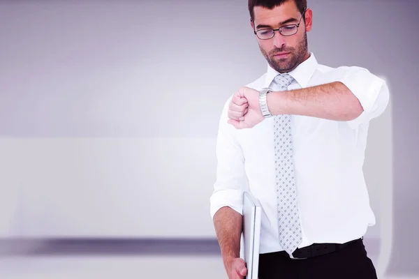 Hombre de negocios serio sosteniendo portátil — Foto de Stock