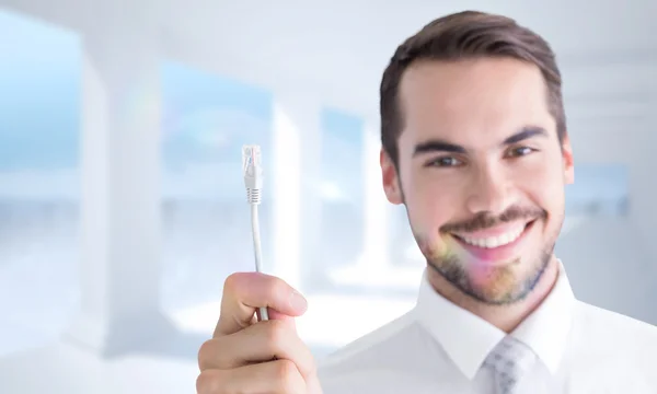 Щасливий бізнесмен тримає білий кабель — стокове фото