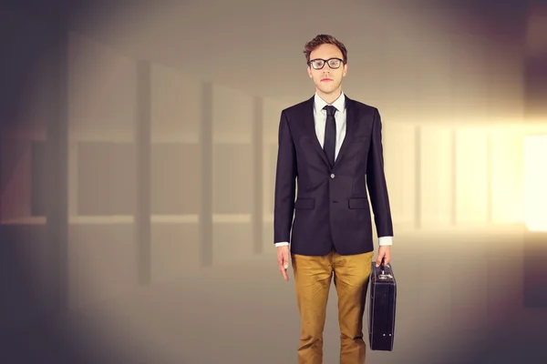 Geeky empresario sosteniendo maletín — Foto de Stock