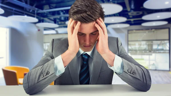 Besorgter Geschäftsmann gegen Hochschule — Stockfoto