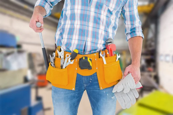 Handyman segurando martelo e luvas — Fotografia de Stock