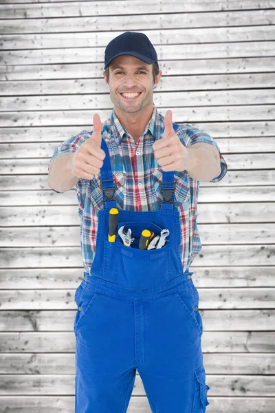 Encanador confiante mostrando polegares para cima — Fotografia de Stock