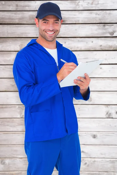 Mannelijke mechanic schrijven op Klembord — Stockfoto