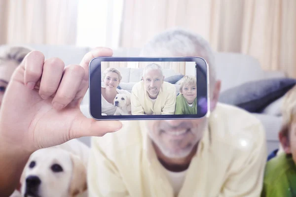 Mano celebración de teléfono inteligente que muestra — Foto de Stock