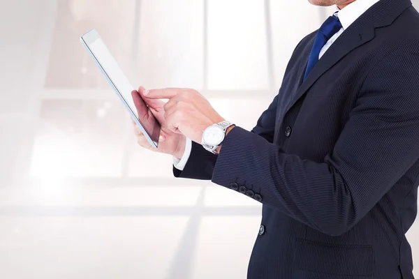 Empresario en traje usando tableta — Foto de Stock