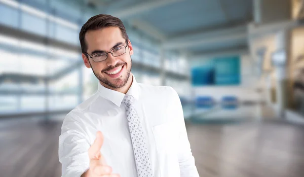 Zakenman met glazen aanbieden van handdruk — Stockfoto